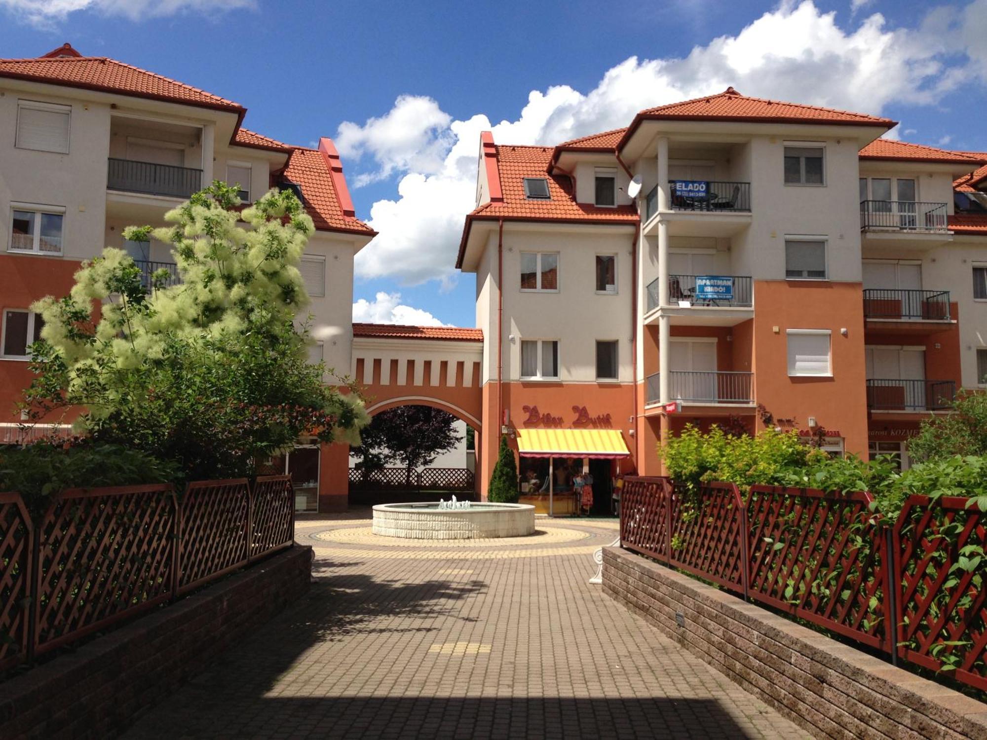 Tommy Apartman Hajdúszoboszló Buitenkant foto